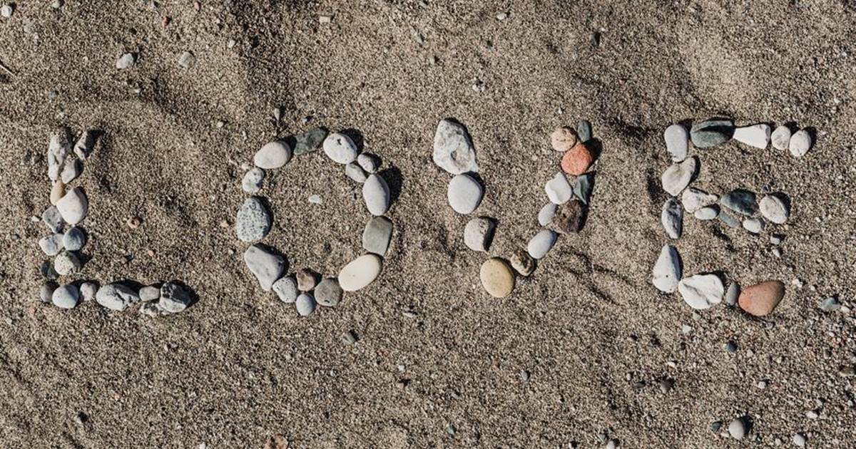 Морская галька. Сердце из камушков на пляже. Камешек или камешков как правильно. Композиция из гальки. Камни для дошкольников.