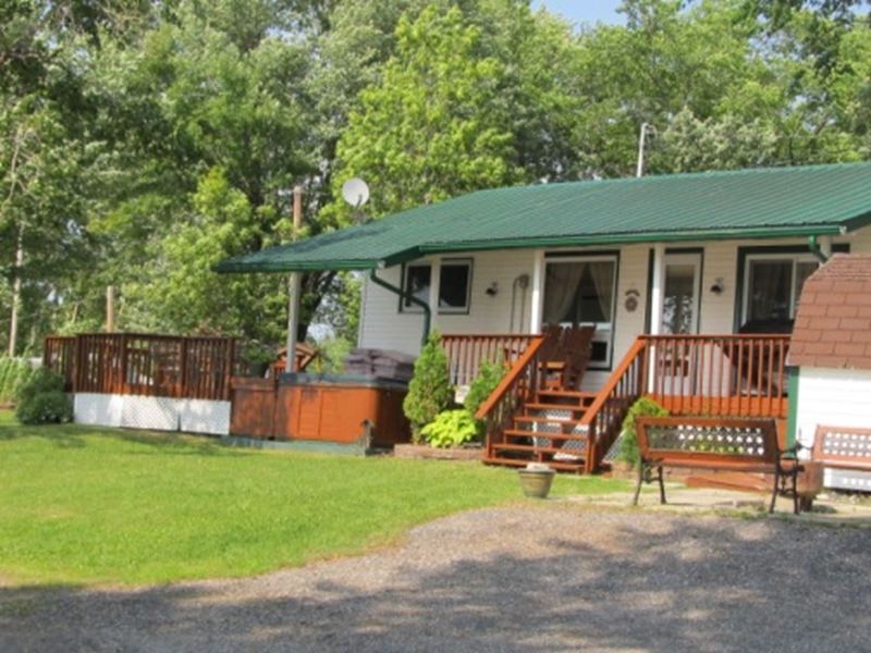 Housekeeping Cottages Lavigne, North Bay and Lake Nipissing, Ontario
